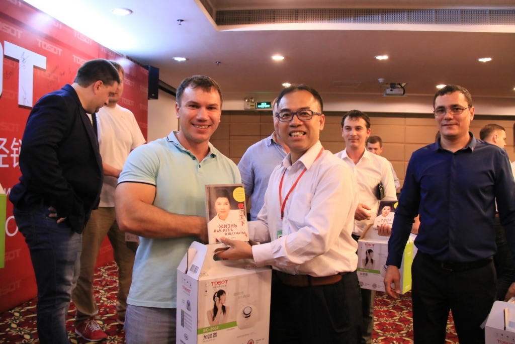 Вице-президент г-н Сем Чен вручает подарки и книгу г-жи Дун Минчжу – президенту компании GREE Electric Appliances